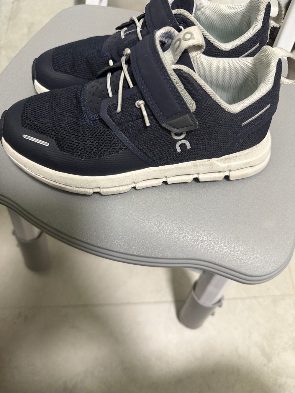On Running Kids Navy and White Hook-and-Loop Sneakers